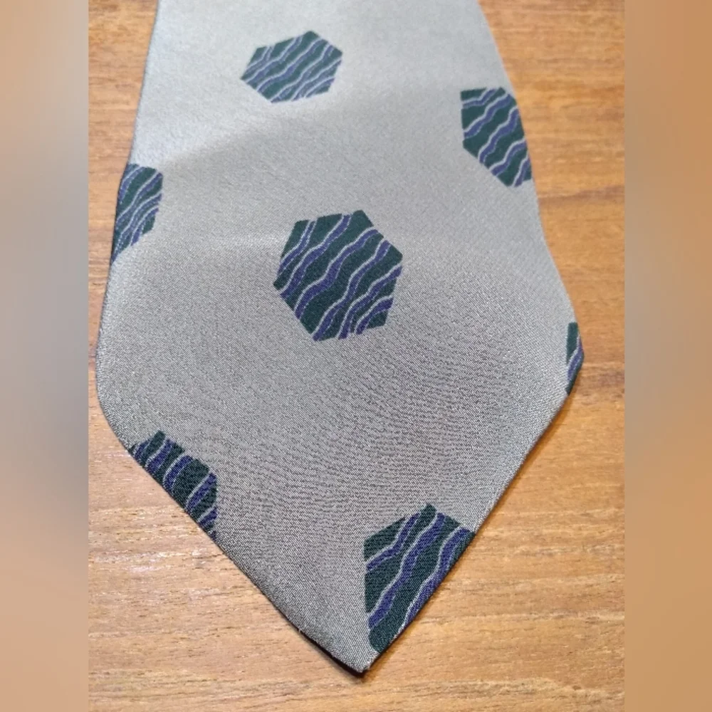 Giorgio Armani Tie, 100% Silk, Grey with Blue Hexagon Pattern, Made in I… - Picture 6 of 14